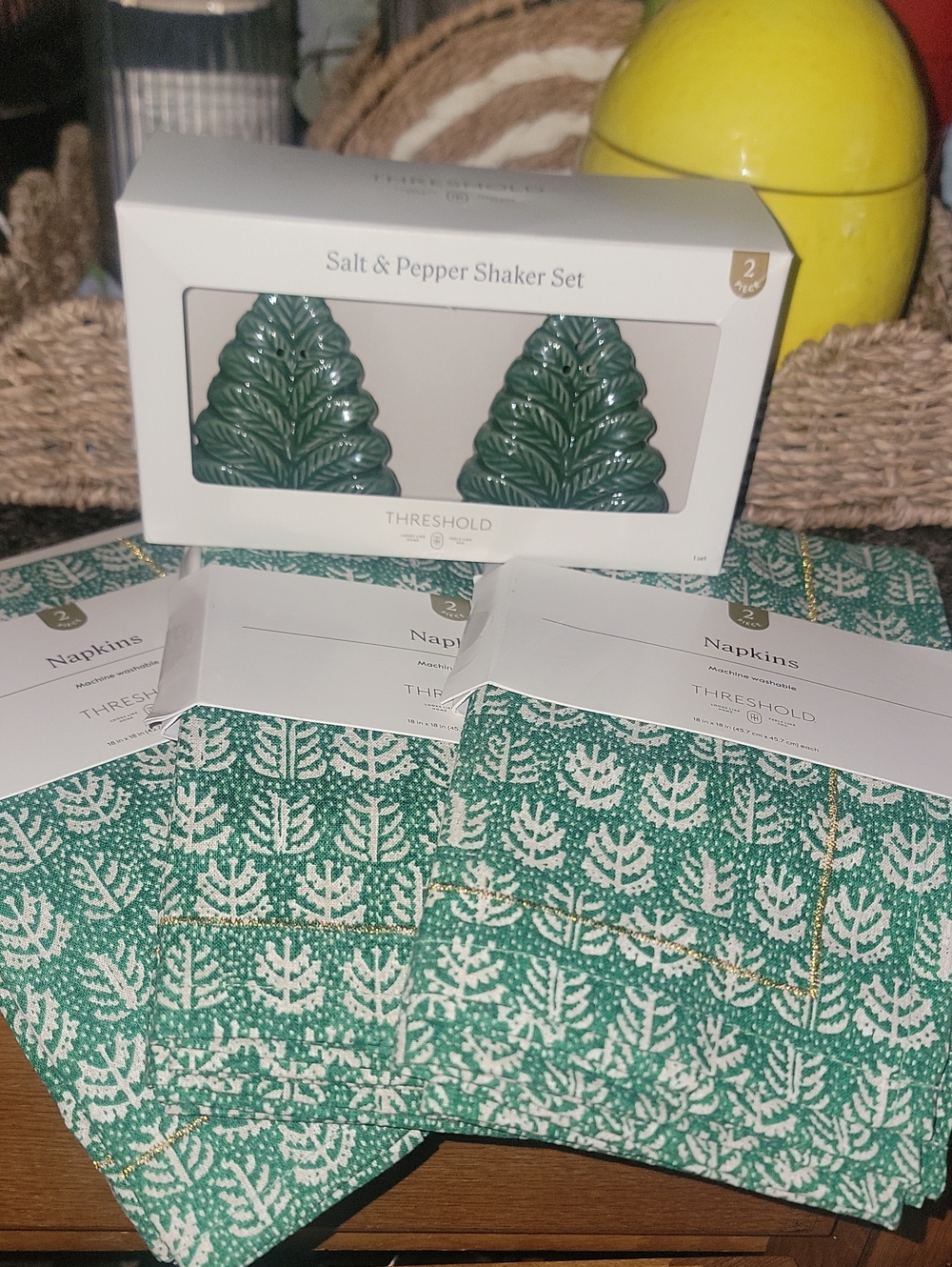 Threshold Green Leaf 6 Cotton Napkins and Leaf Salt & Pepper Shaker Set